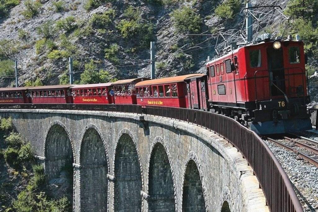 Gite Au Printemps Japonais, Petit Train De La Mure, Parc Des Ecrins Pierre-Chatel Zewnętrze zdjęcie